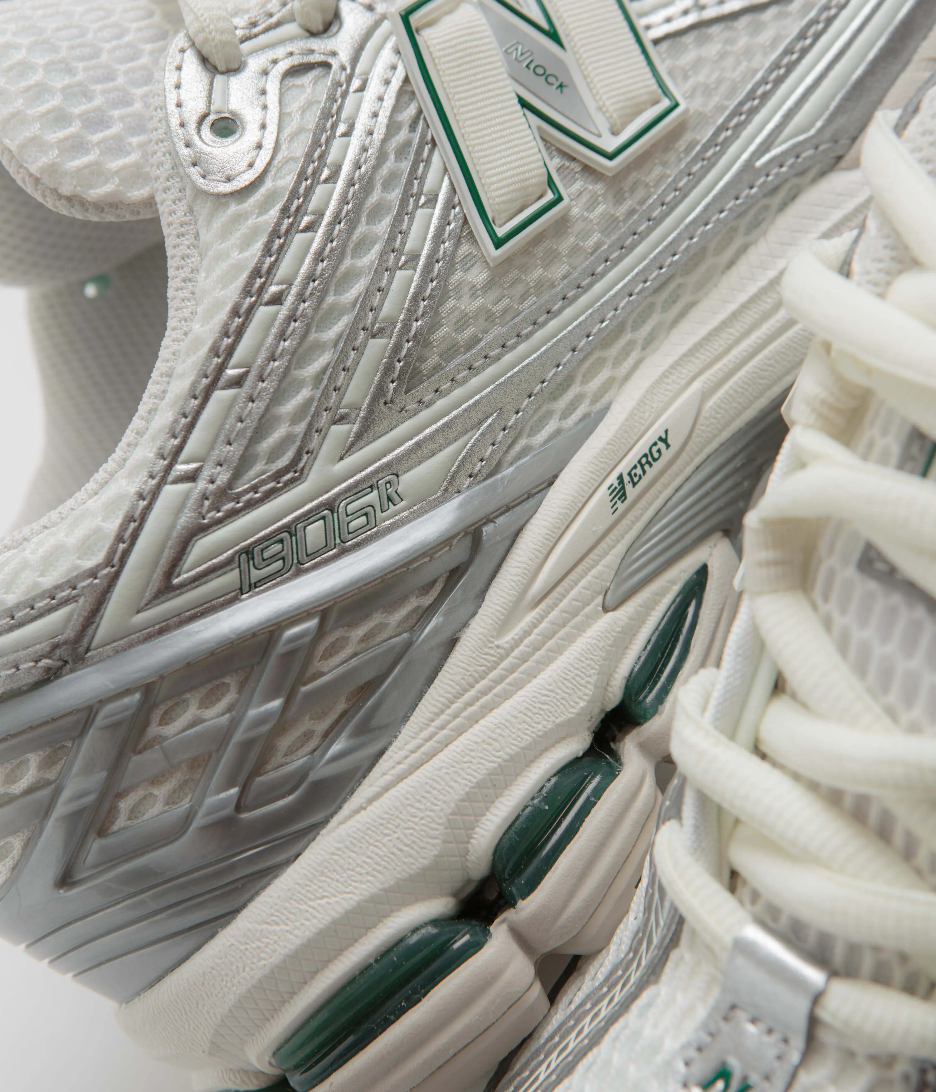 New Balance 1906 Shoes - Silver Metallic / Sea Salt